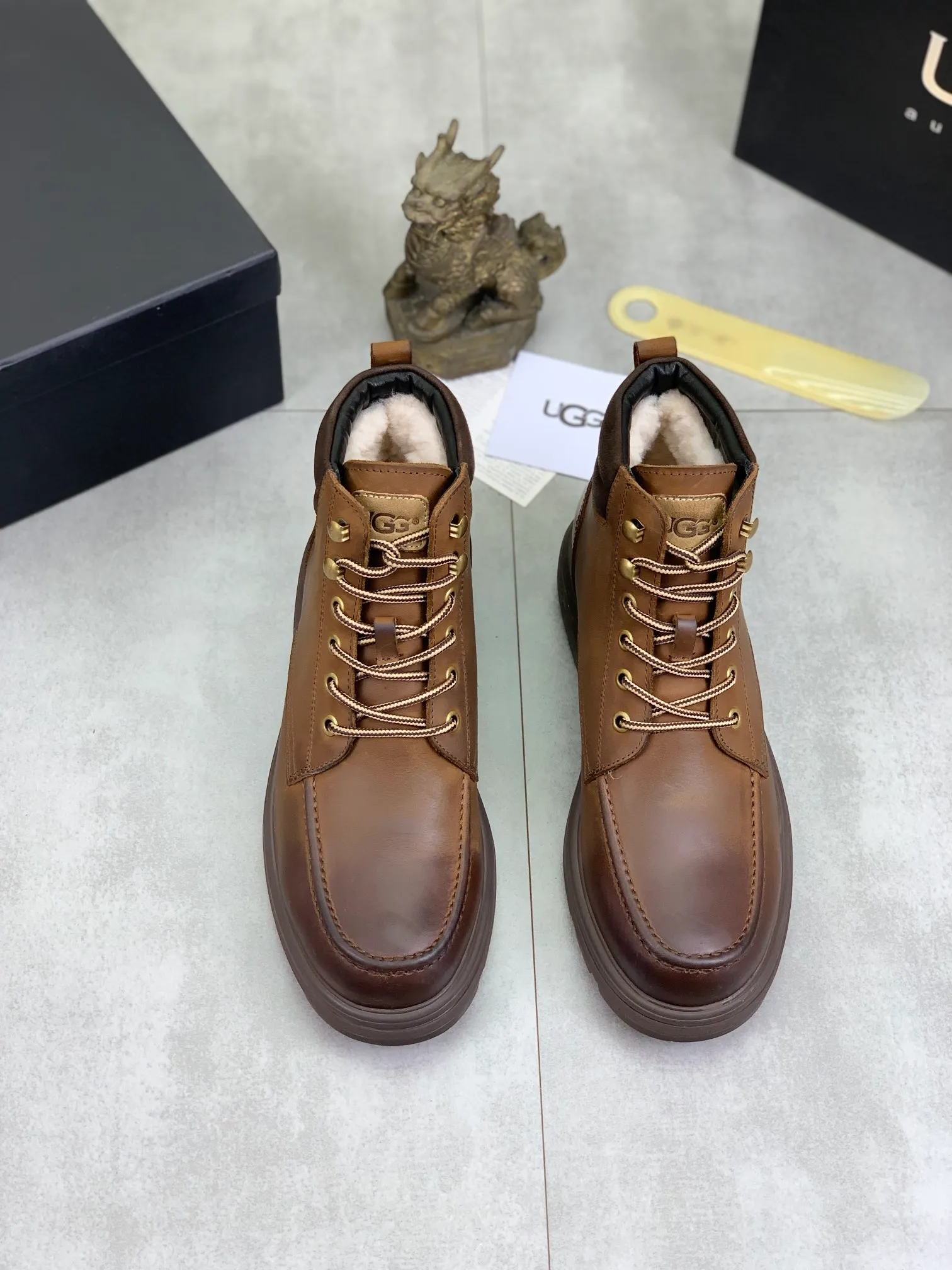 Factory price P640 💶[UGG] (full wool lining) Top-end high-quality fur integrated warm snow boots from Australia's warm luxury men's shoes brand, UGG-5877 official website synchronized, made of imported cowhide, carefully sewn...Imported rubber outsole (comfortable, soft, wear-resistant) The quality is really great...Exquisite workmanship, you can't put it down at first sight, code number: 39-44 Color: 3️⃣colors available